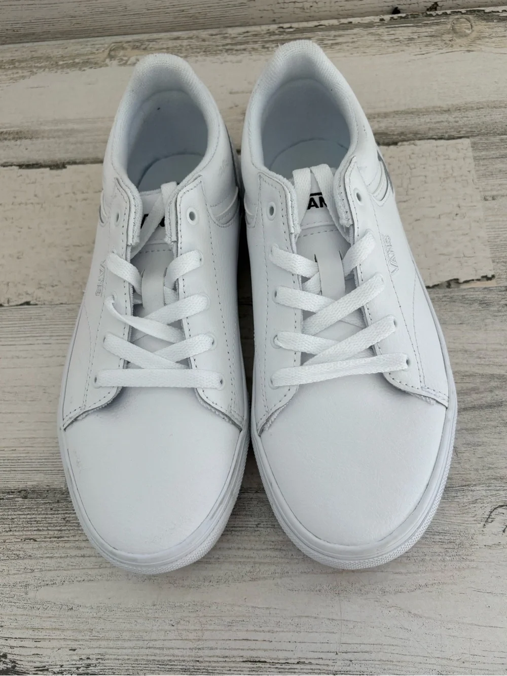 Vans Unisex Size 4 Youth Seldan Leather Lace Up Sneakers Side Debossed Logo